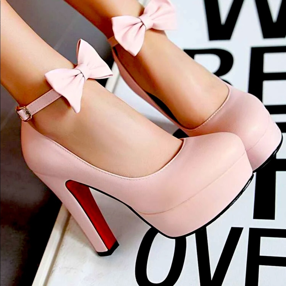 Heeled pumps with bow